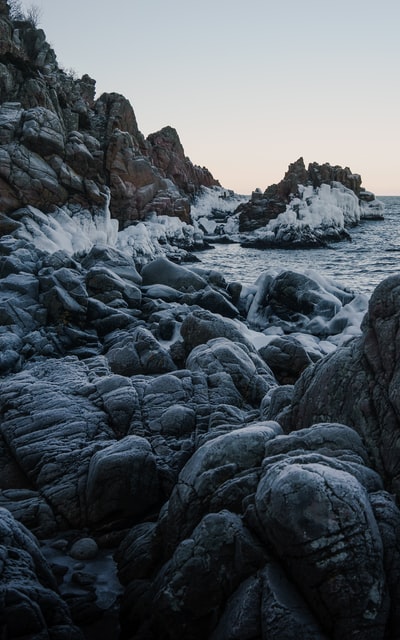 岩石海岸，白天有水波